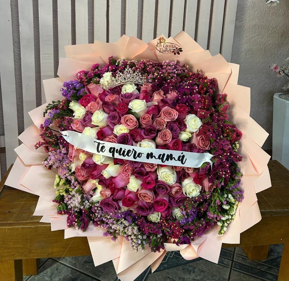 Ramo de 100 rosas con leticia alrededor + 1 listón con mensaje + 1 corona tipo reina (tiara)