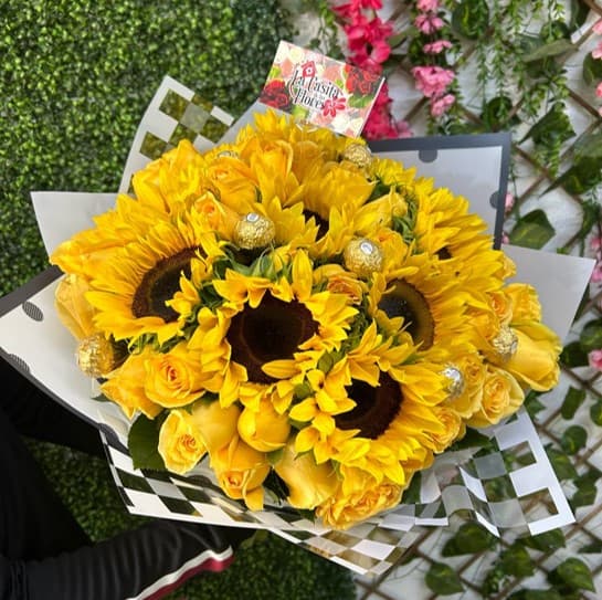 Ramo de 50 rosas amarillas, 10 girasoles y 10 ferreros