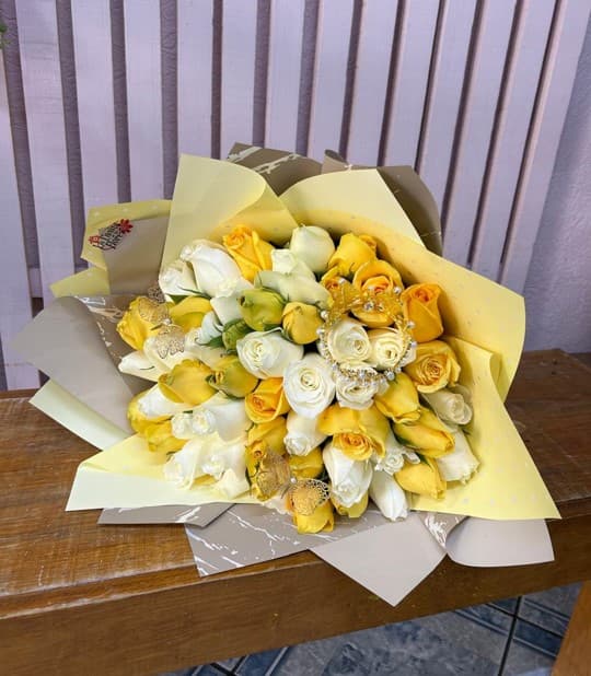 Ramo de 50 rosas (amarillas y blancas) + 2 mariposas y 1 corona mediana