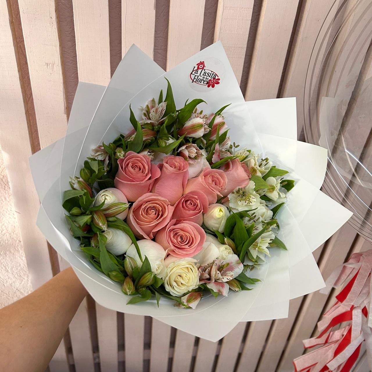 Ramo de 17 rosas con astromelias