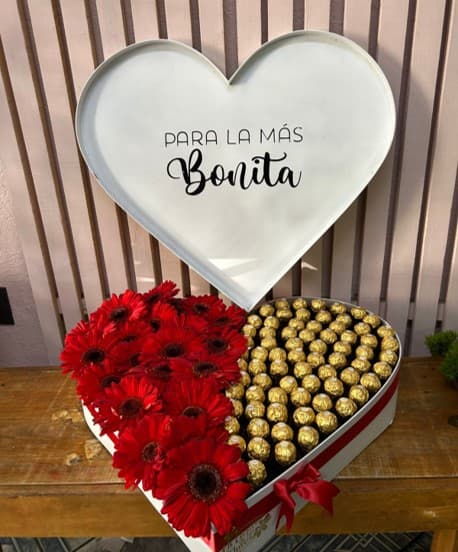 Corazón gigante con tapa y mensaje con 20 gerberas rojas y 75 ferreros