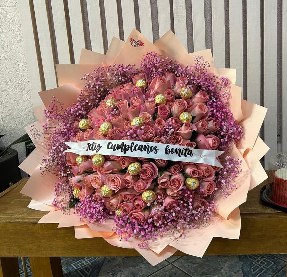 Ramo de 100 rosas rositas con gypso rosita, 16 chocolates ferreros + 1 listón con mensaje