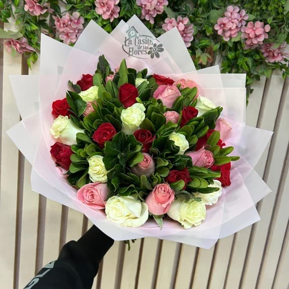 Ramo de 30 rosas con follaje