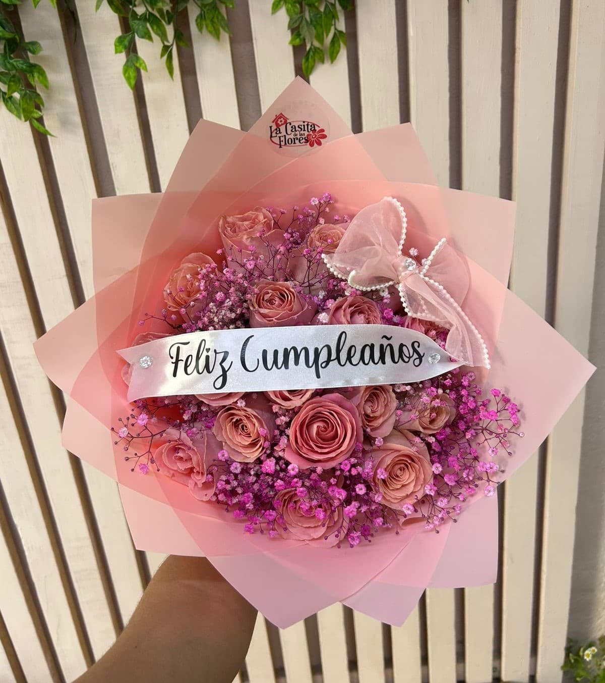 Ramo de 15 rosas rositas con gypso rosita + 1 listón con mensaje y 1 moño de liston con orilla de perlitas