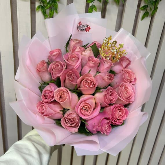Ramo de 24 rosas rositas + 1 corona chica