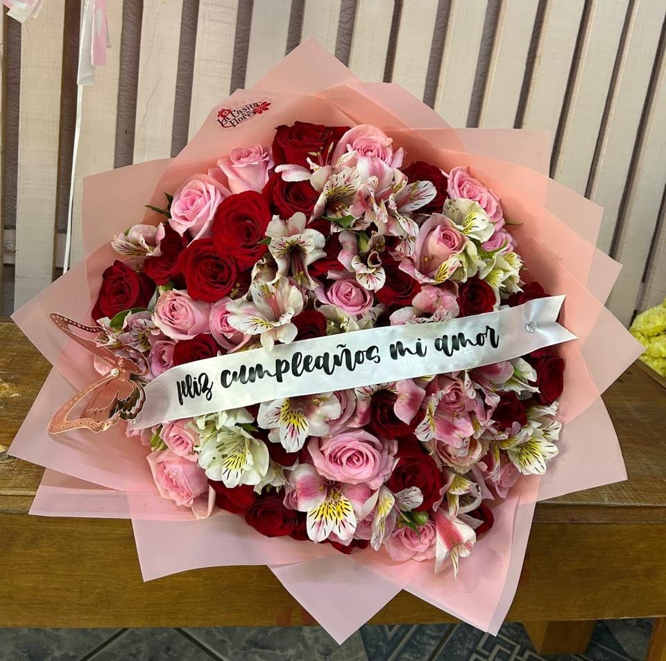 Ramo de 50 rosas rojas y rositas con astromelias + 1 listón con mensaje + 1 mariposa