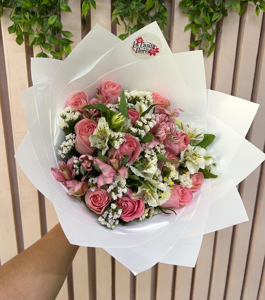 Ramo de 12 rosas con astromelias y toques de leticia