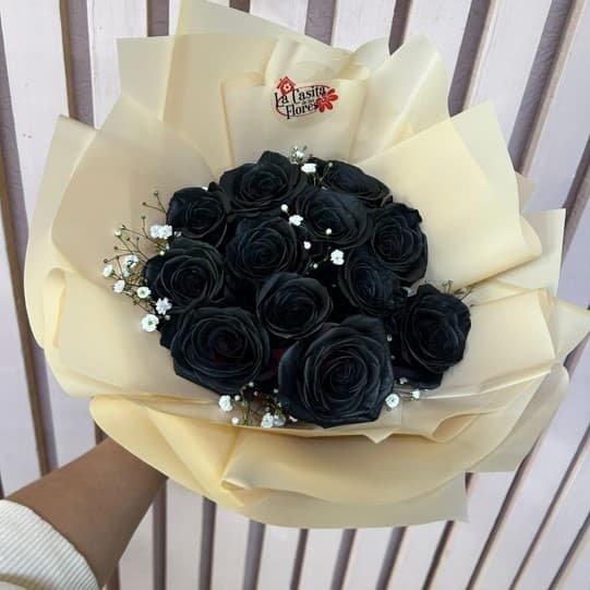 Ramo de 12 rosas negras con toques de gypso blanca