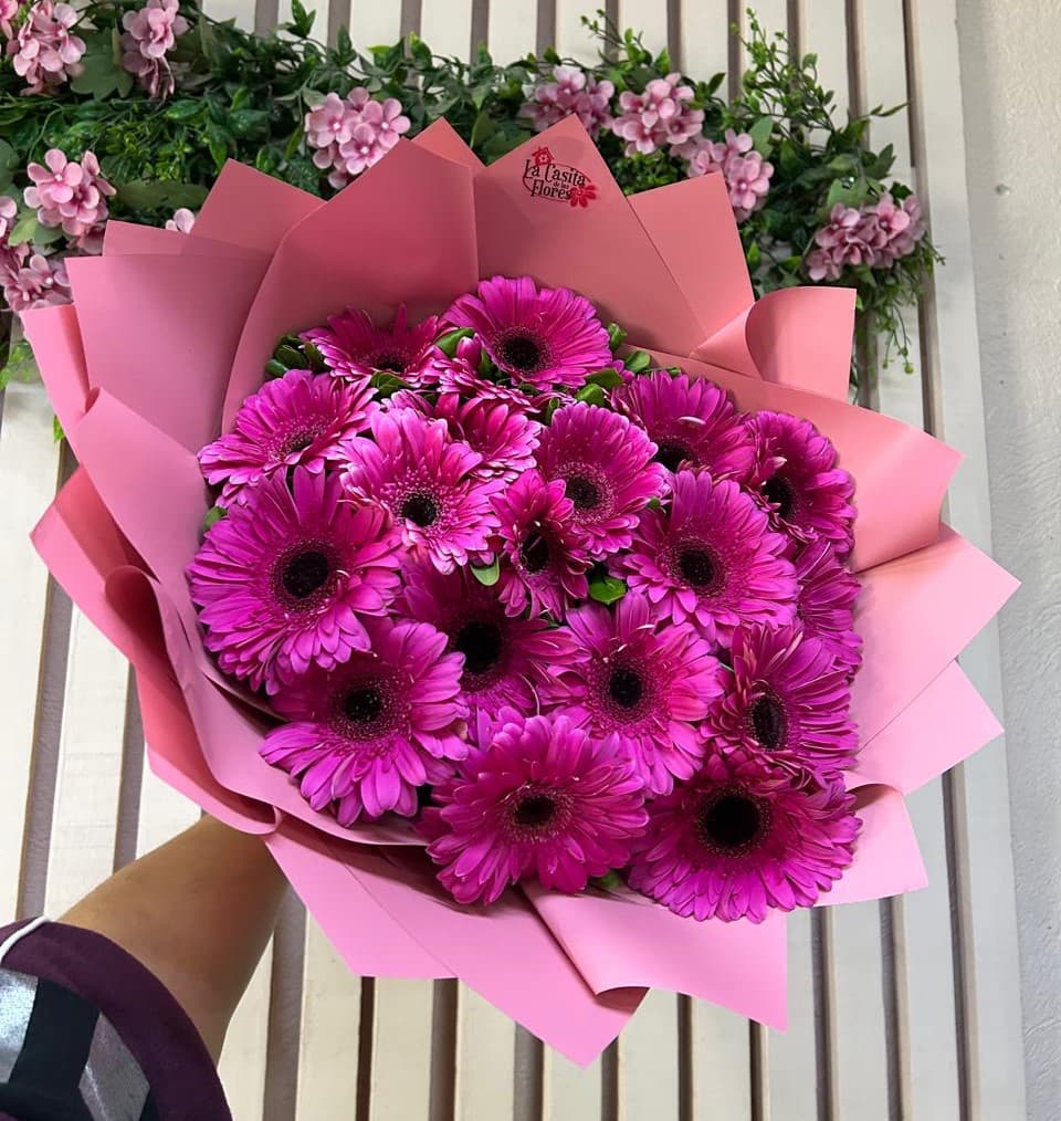 Ramo de 20 gerberas con follaje