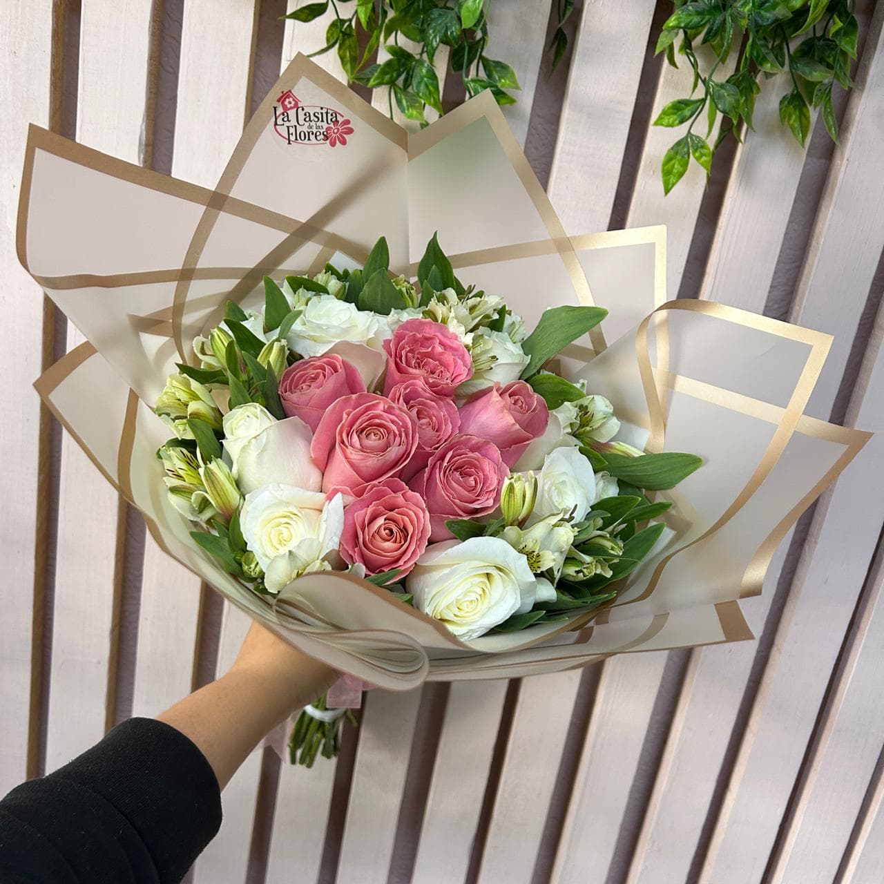 Ramo de 17 rosas con astromelias alrededor