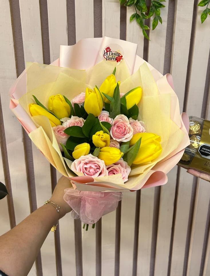 Ramo de 10 rosas rositas + 10 tulipanes amarillos