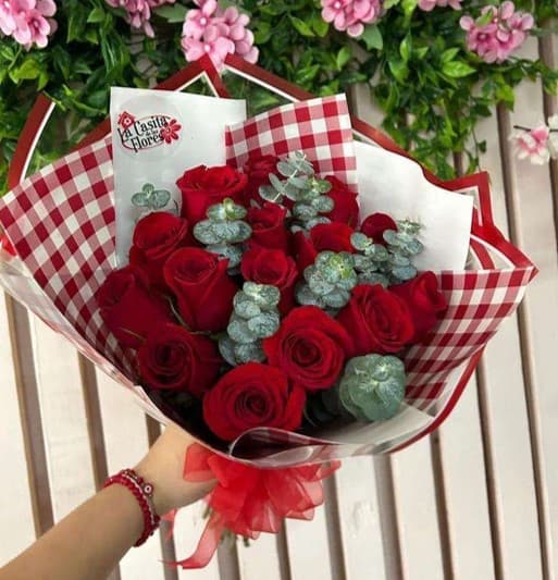 Ramo de 15 rosas con follaje