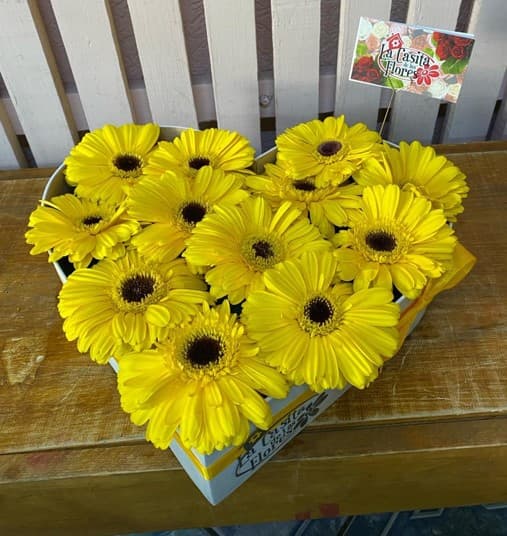 Corazón chico con gerberas amarillas