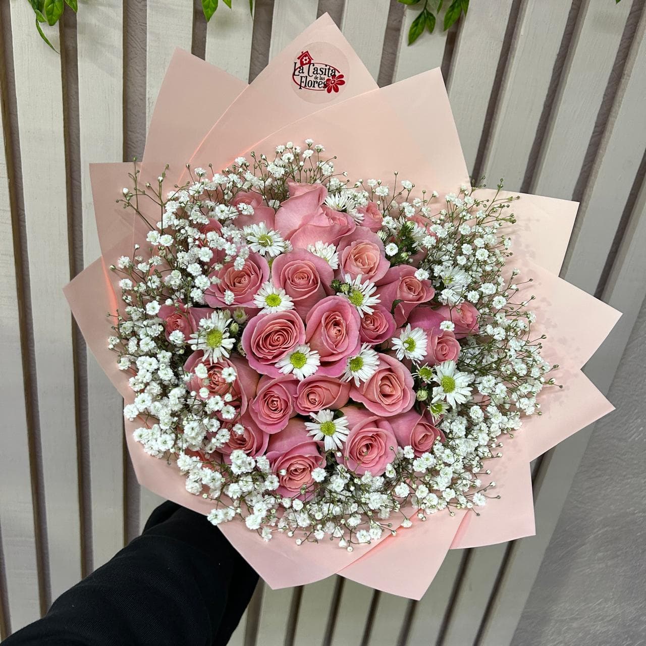 Ramo de 24 rosas con gypso alredor y mini margaritas