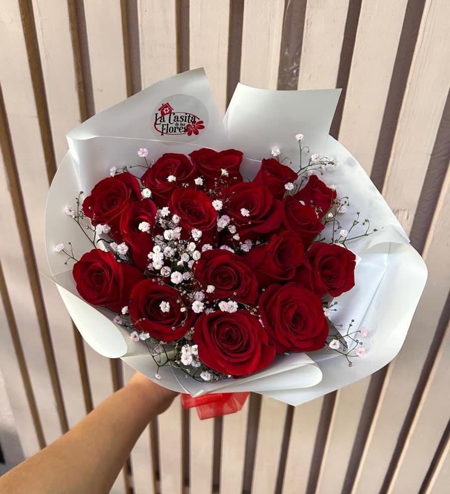 Ramo de 15 rosas con gypso blanca
