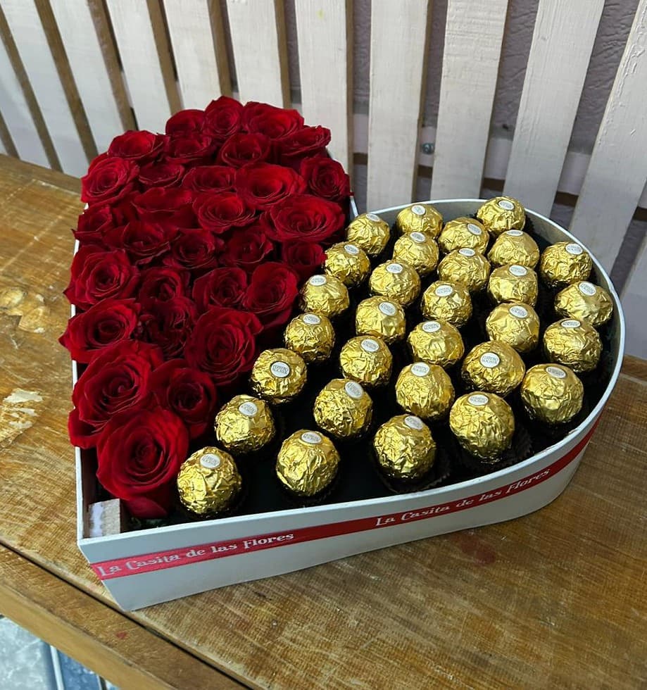 Corazón mediano con mitad rosas y mitad ferreros