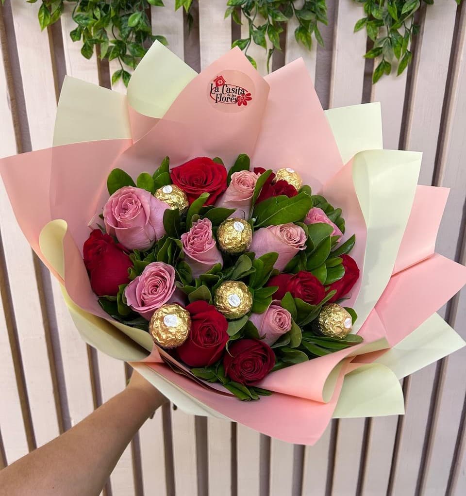 Ramo de 15 rosas y 6 chocolates ferreros