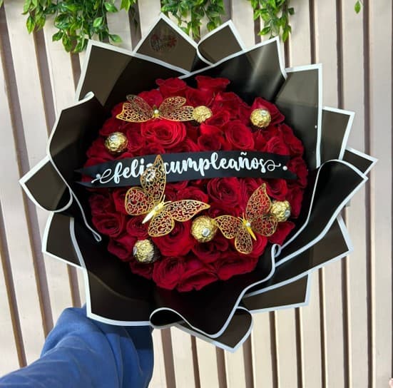 Ramo de 50 rosas rojas, mariposas, 1 listón con mensaje y 6 ferreros