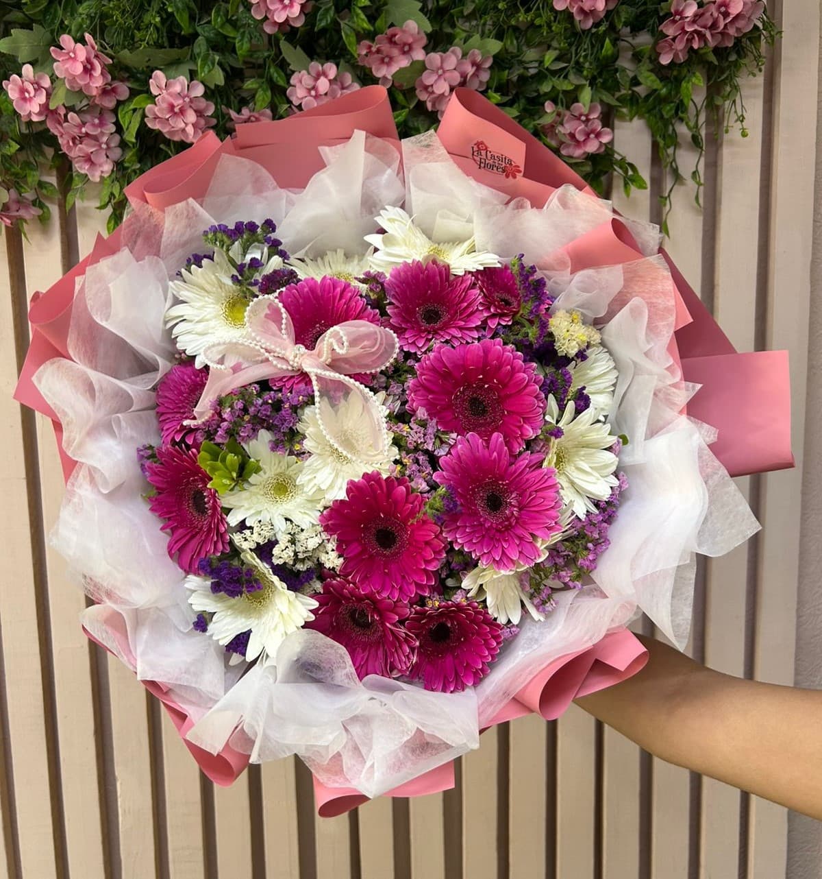 Ramo de 20 gerberas fiusha y blanco con leticia y falditas blancas alrededor + 1 moño de orilla de perlitas