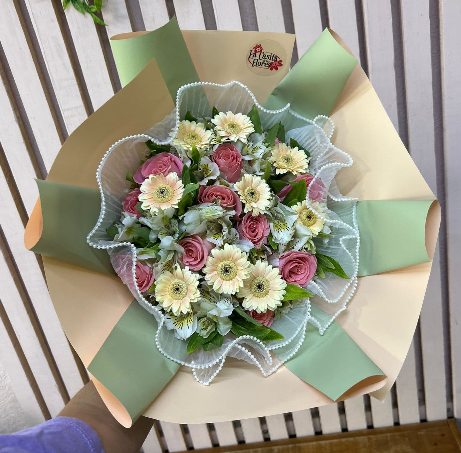 Ramo de 12 rosas rositas con astromelias y 9 mini gerberas