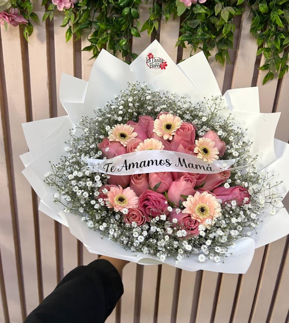 Ramo de 24 rosas rositas, 9 mini gerberas y gypso blanca alrededor