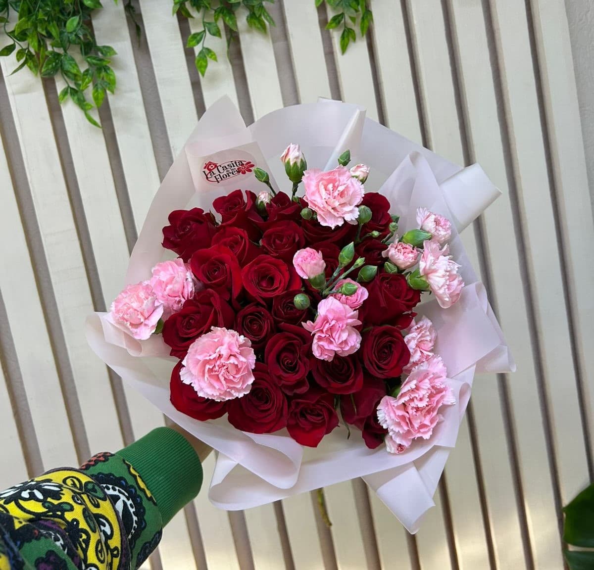 Ramo de 24 rosas rojas con clavellina rosita