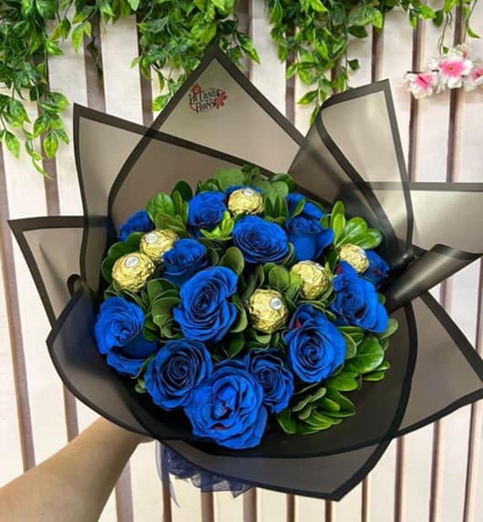 Ramo de 15 rosas azules con follaje y ferreros