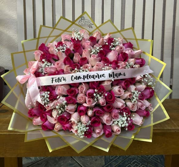 Ramo de 150 rosas en 2 tonos de rosita con gypso blanca entre las rosas, moño y listón con mensaje