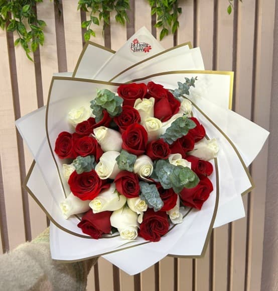 Ramo de 35 rosas con follaje