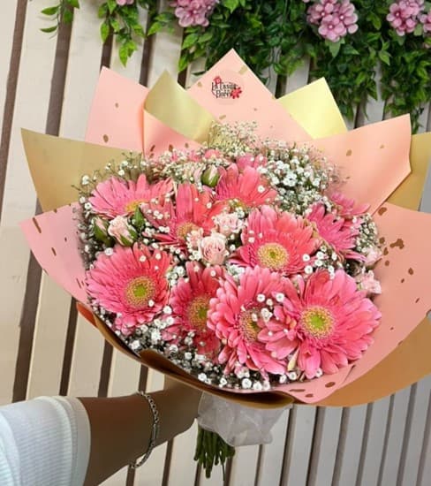 Ramo de 12 gerberas, baby rose y gypso blanca