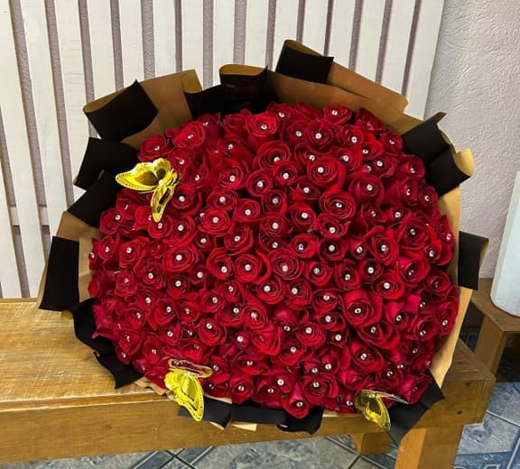 Ramo de 150 rosas con pin de diamantes y 3 mariposas