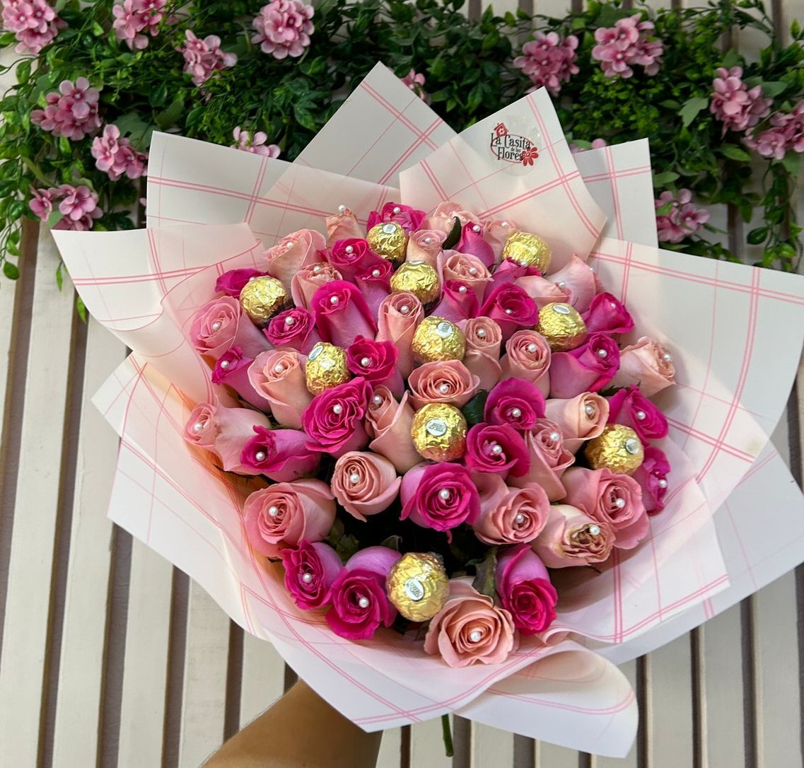 Arreglo floral elegante con rosas blancas