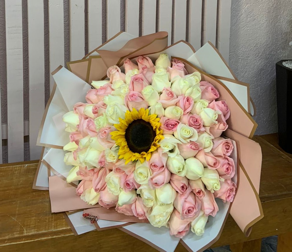 Ramo de rosas rosas sobre mesa