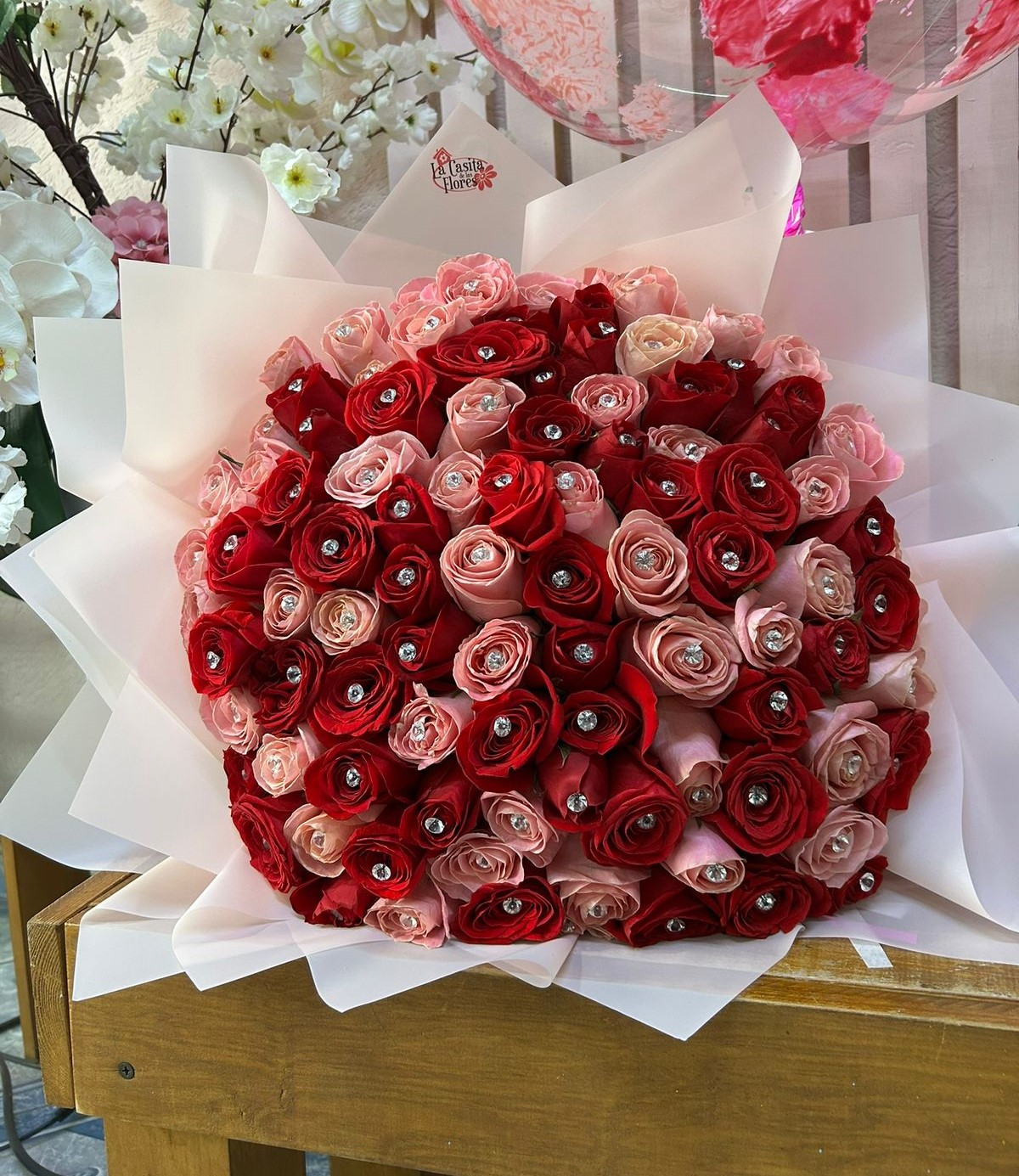 Detalle de arreglo floral con tonos cálidos