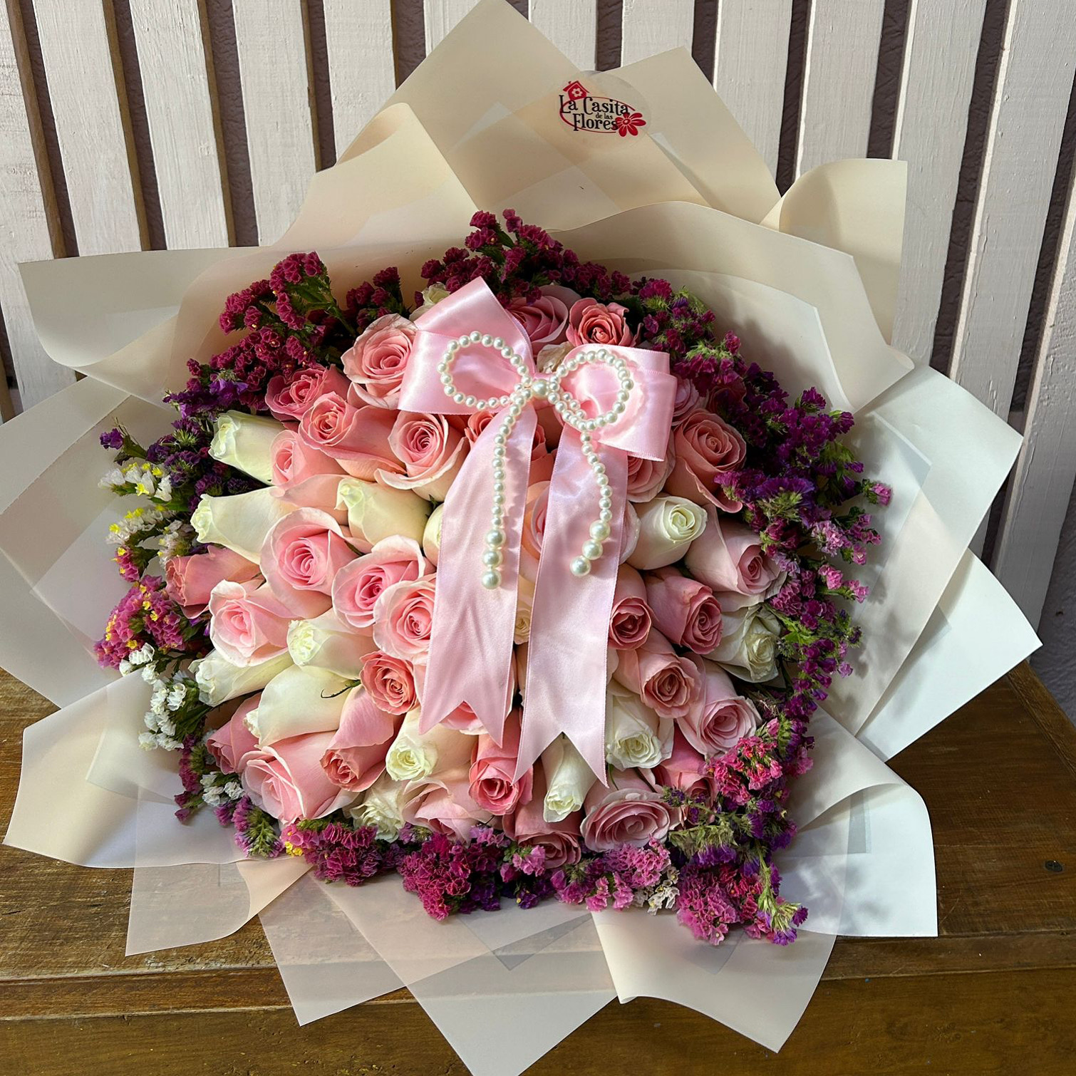 Arreglo minimalista con rosas blancas