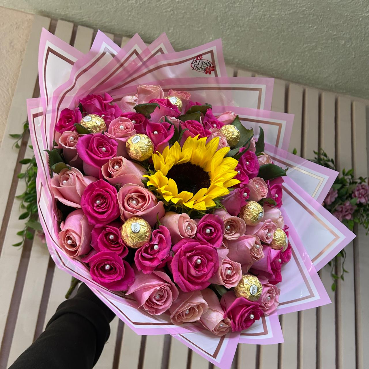 Florero con rosas y follaje