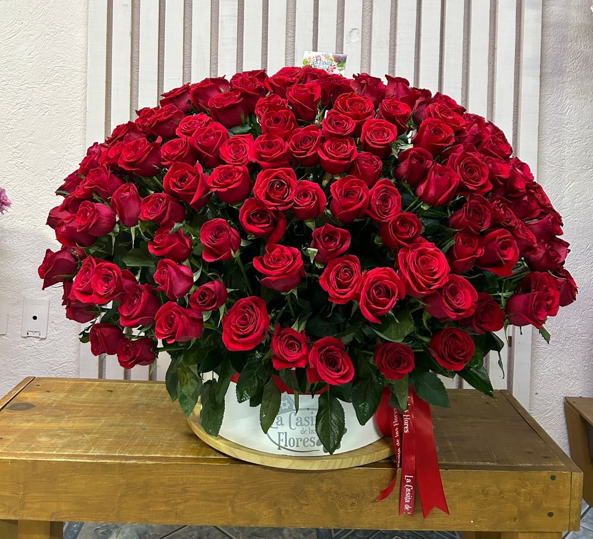 Arreglo circular con rosas y lirios