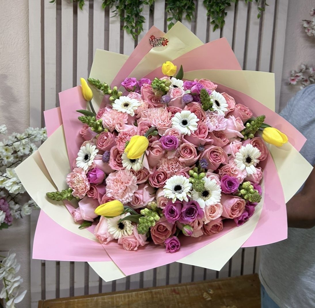 Caja floral con rosas delicadas